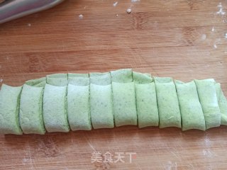 手擀菠菜蘸水面的做法步骤：8