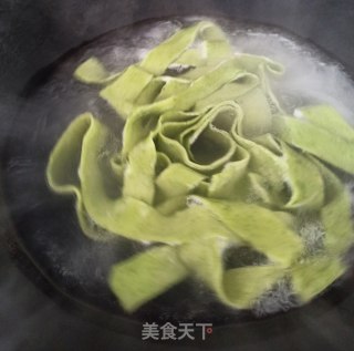 手擀菠菜蘸水面的做法步骤：12