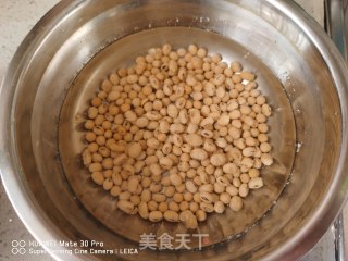 猪蹄炖黄豆的做法步骤：3
