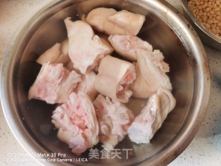 猪蹄炖黄豆的做法步骤：4