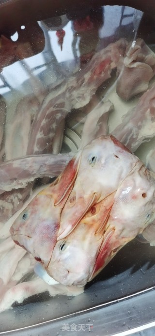 卤鸭货的做法步骤：1