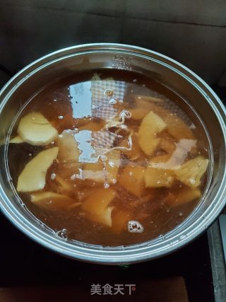海螺干鱿鱼煲春笋汤的做法步骤：4