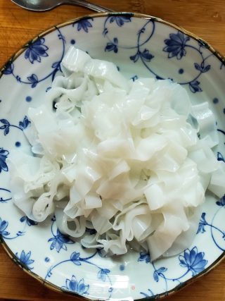 蒜蓉辣酱拌陈村粉的做法步骤：2
