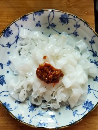 蒜蓉辣酱拌陈村粉的做法步骤：3