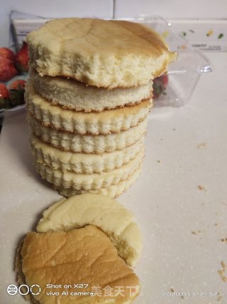 草莓抱抱卷的做法步骤：13