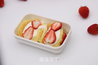 草莓抱抱卷的做法步骤：16