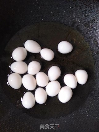 鹌鹑蛋烧鲫鱼的做法步骤：2
