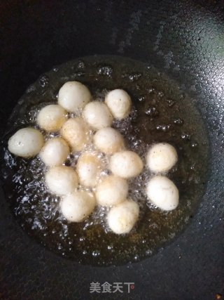 鹌鹑蛋烧鲫鱼的做法步骤：3
