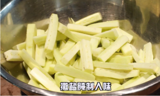 超级下饭的鱼香茄子的做法步骤：1