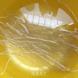 菠菜炖粉条的做法步骤：1