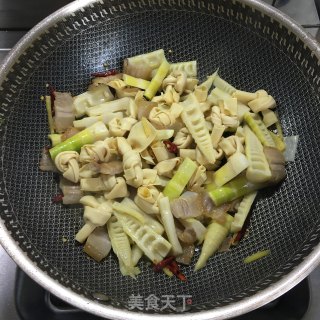 咸肉春笋百叶结的做法步骤：5