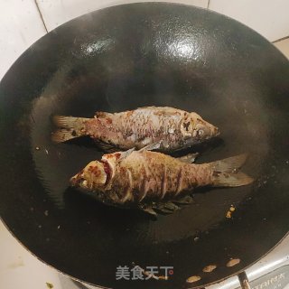 鲫鱼汤的做法步骤：4