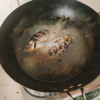 鲫鱼汤的做法步骤：5