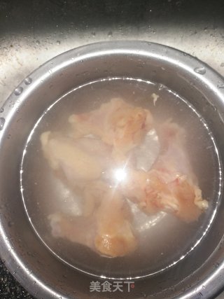 鸡翅根卤蛋的做法步骤：1