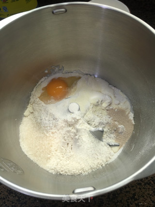杏仁草莓面包的做法步骤：2