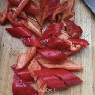 孜然红椒炒肉的做法步骤：2