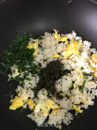 韭菜香椿鸡蛋炒饭的做法步骤：5