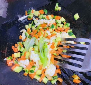 黄金炒饭的做法步骤：4
