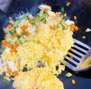 黄金炒饭的做法步骤：5