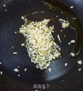 蒜香橄榄油培根炒饭的做法步骤：3