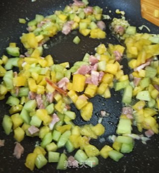 蒜香橄榄油培根炒饭的做法步骤：4
