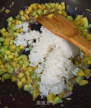 蒜香橄榄油培根炒饭的做法步骤：5
