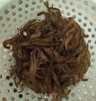葱姜柠檬汁小河虾的做法步骤：1