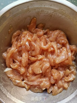 青椒肉丝的做法步骤：1