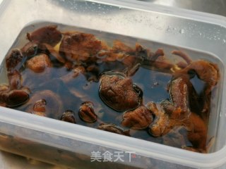 鸡腿炖蘑菇的做法步骤：2