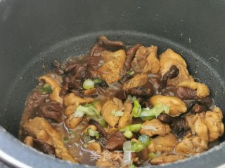 鸡腿炖蘑菇的做法步骤：5