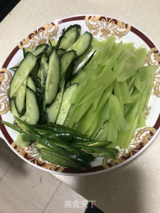 双绿炒牛肉的做法步骤：1