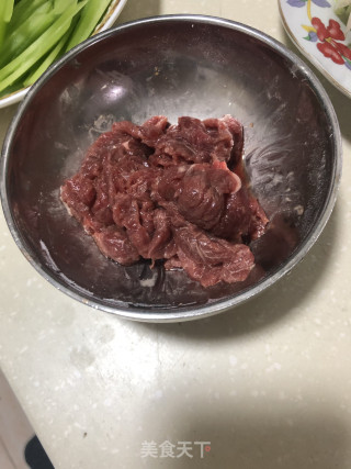 双绿炒牛肉的做法步骤：2