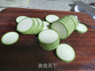 鸡蛋西葫芦肉饼的做法步骤：1