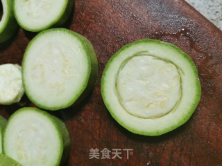 鸡蛋西葫芦肉饼的做法步骤：2