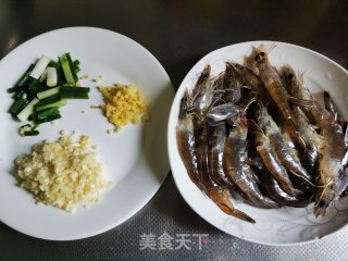 蒜蓉炒虾的做法步骤：1