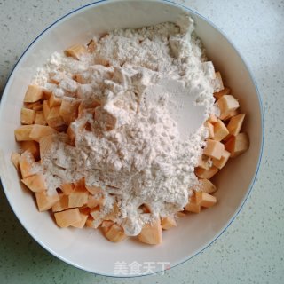 煎红薯饼的做法步骤：2