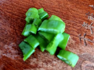 菠菜梗炒鸡蛋的做法步骤：2