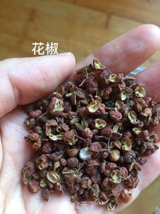 自制椒盐（花椒面）的做法步骤：1