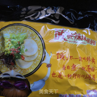 鸡蛋酸辣豚骨面的做法步骤：1