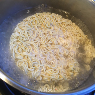 鸡蛋酸辣豚骨面的做法步骤：4