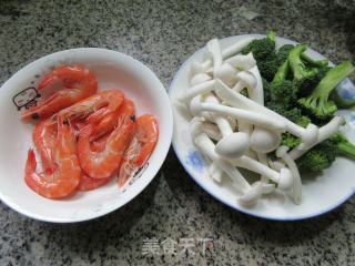 白玉菇甜虾炒西兰花的做法步骤：1