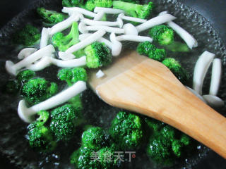 白玉菇甜虾炒西兰花的做法步骤：2