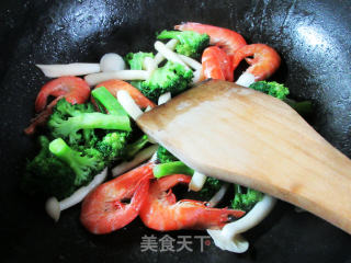 白玉菇甜虾炒西兰花的做法步骤：6