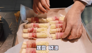 金针菇培根卷的做法步骤：2