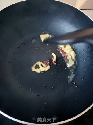 蒜苗炒肉的做法步骤：1