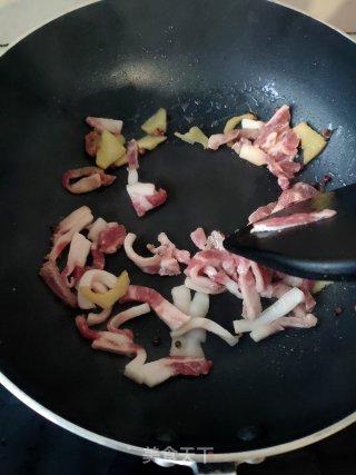 蒜苗炒肉的做法步骤：2