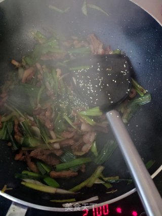 蒜苗炒肉的做法步骤：5