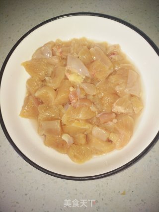 酱爆鸡丁的做法步骤：1