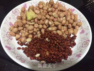 花生鸡腿汤的做法步骤：2