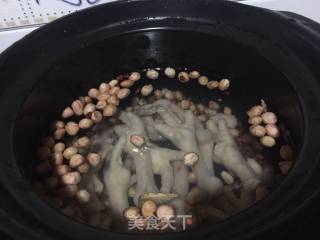花生鸡腿汤的做法步骤：3